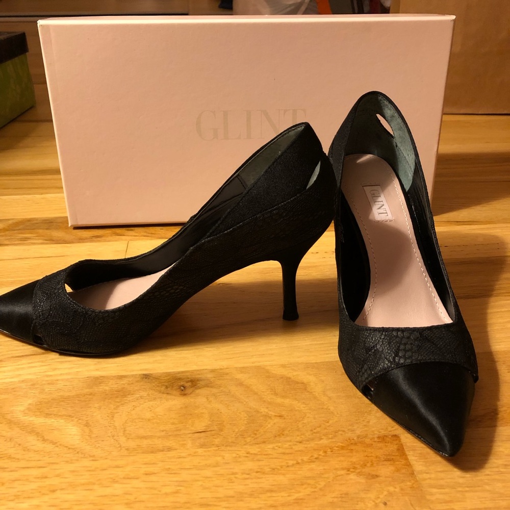 Black pumps